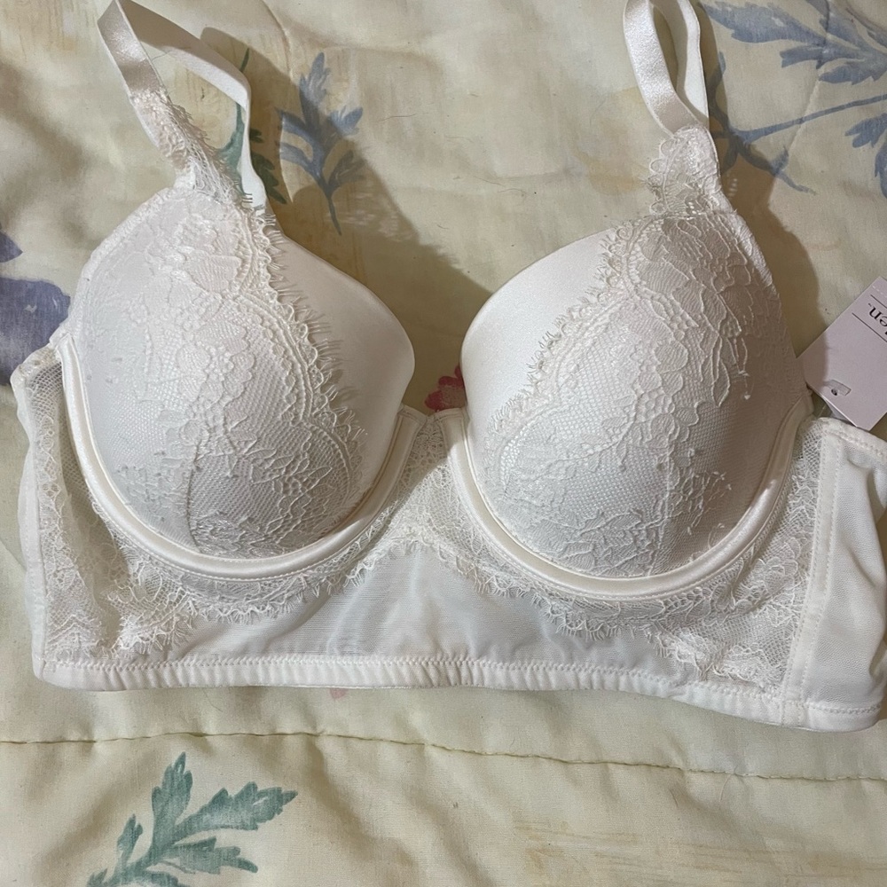Elegant White Lace Bra - Picture 1 of 2